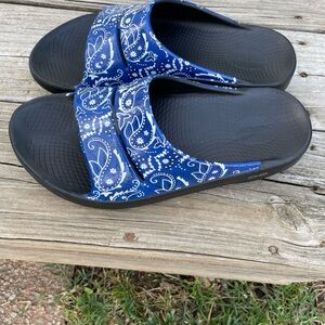 OOFOS Blue & White Paisley Slide Sandals